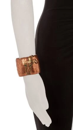 FACE DETAIL BRASS CUFFS